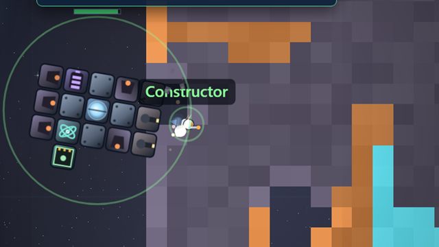 Astronauta cavando un planeta a pie